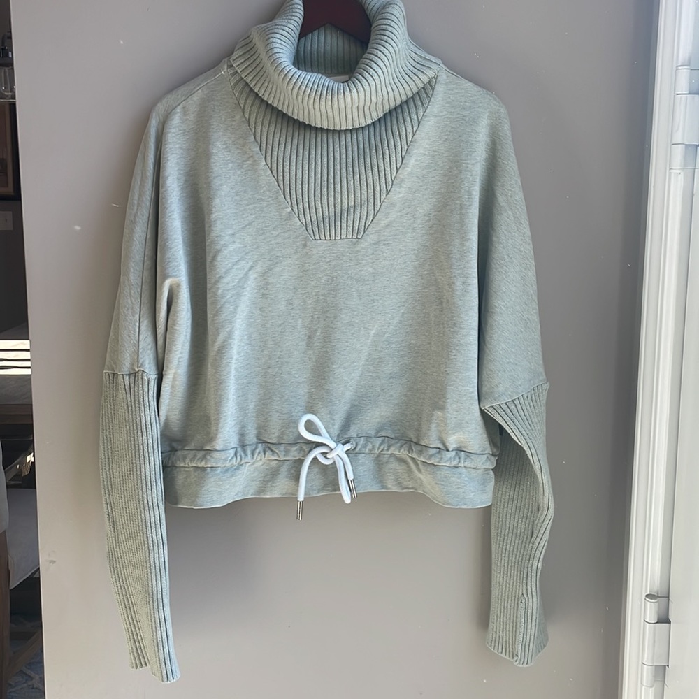 VARLEY Nevada sweatsuit set in light green. Bottoms size M. Top size L.